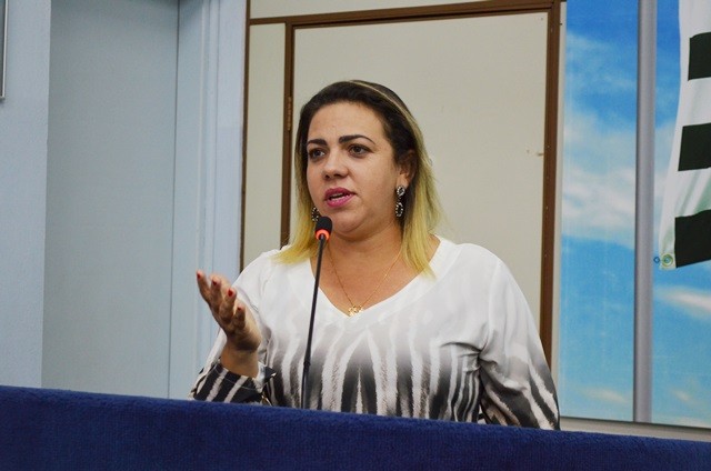 2018613_FOTO - Carla festeja aprovação do requerimento sobre o parto humanizado